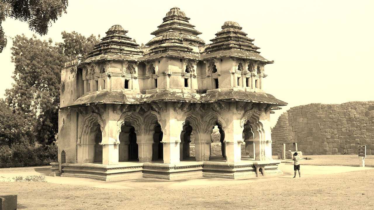 Lotus Mahal Photo 4
